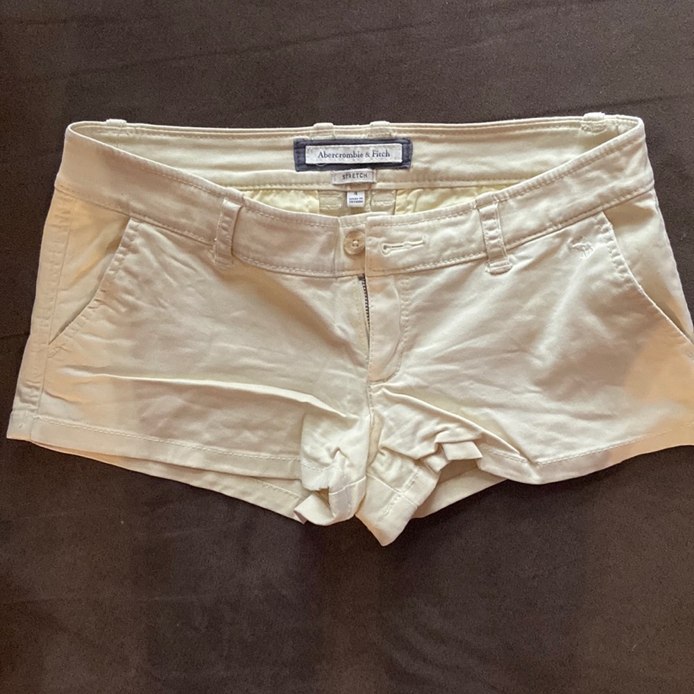 Vintage light yellow Abercrombie and Fitch shorts 🤩